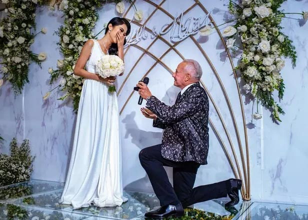 Chuyện tình của Cổ Ngân và tỷ phú người Mỹ Wynn Katz, 75 tuổi từng gây xôn xao dư luận cách đây 3 năm. Hai người đã tổ chức lễ đính hôn hoành tráng tại khách sạn 6 sao Time Squares Reverie ở TP.HCM tuy nhiên đến tháng 4/2021 cả hai bất ngờ tuyên bố chia tay.