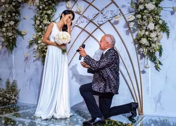 Chuyện tình của Cổ Ngân và tỷ phú người Mỹ Wynn Katz, 75 tuổi từng gây xôn xao dư luận cách đây 3 năm. Hai người đã tổ chức lễ đính hôn hoành tráng tại khách sạn 6 sao Time Squares Reverie ở TP.HCM tuy nhiên đến tháng 4/2021 cả hai bất ngờ tuyên bố chia tay.