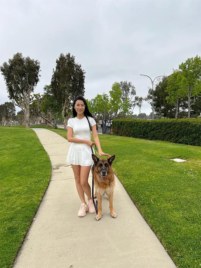 Người mẫu Cổ Ngân từng gây sốt vì có ngoại hình khá giống siêu mẫu Lan Khuê. Cô từng ghi tên tham gia cuộc thi Hoa hậu Hoàn vũ Việt Nam 2021.