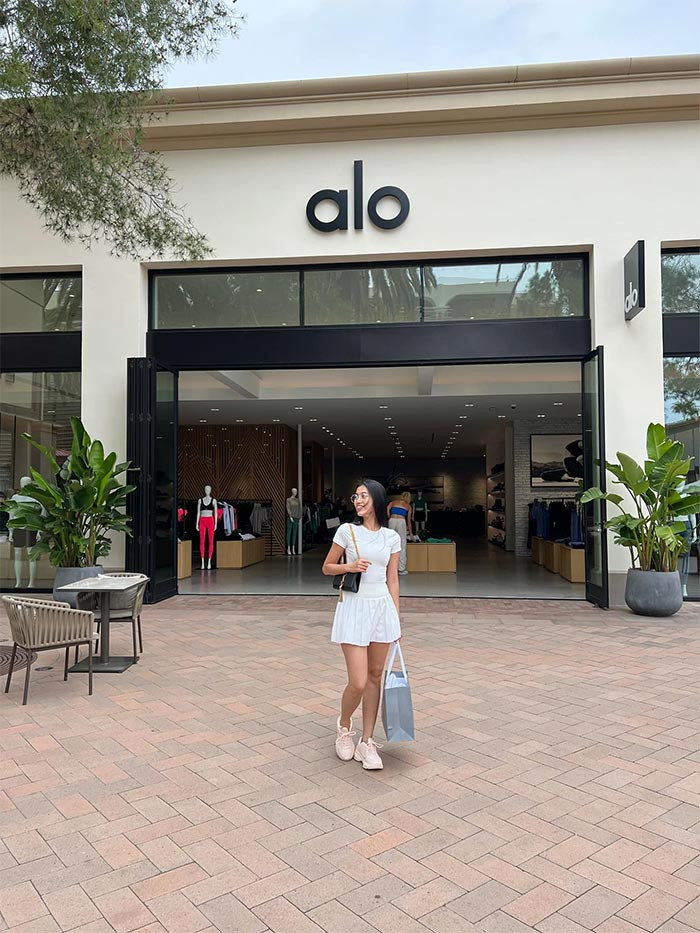 Hàng ngày, hai người cùng nhau đi dạo, đi ăn tại những nhà hàng sang trọng, đi mua sắm.