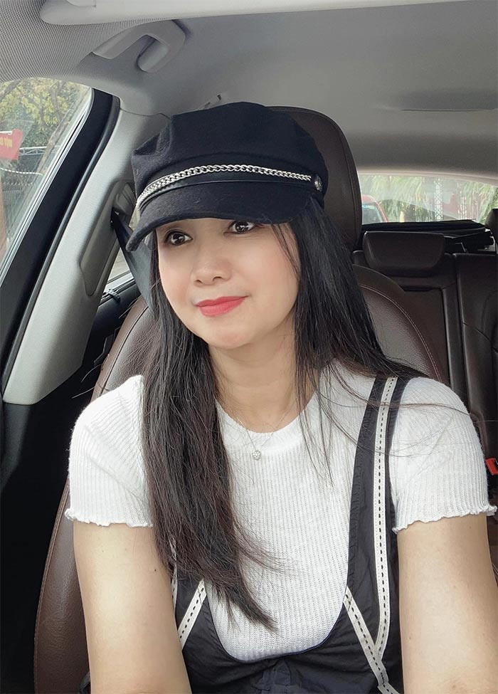 Thu Hà thích mặc quần jeans, áo phông, những kiểu váy áo kết hợp cùng phụ kiện như mũ, boot... khiến cô càng trẻ hơn so với tuổi.