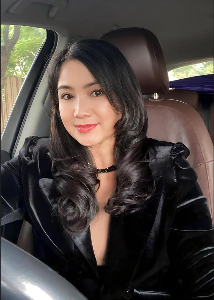 Mặc dù đã 54 tuổi nhưng vóc dáng, khuôn mặt của nữ diễn viên "Lá ngọc cành vàng" vẫn cực kỳ thon gọn và rạng rỡ.