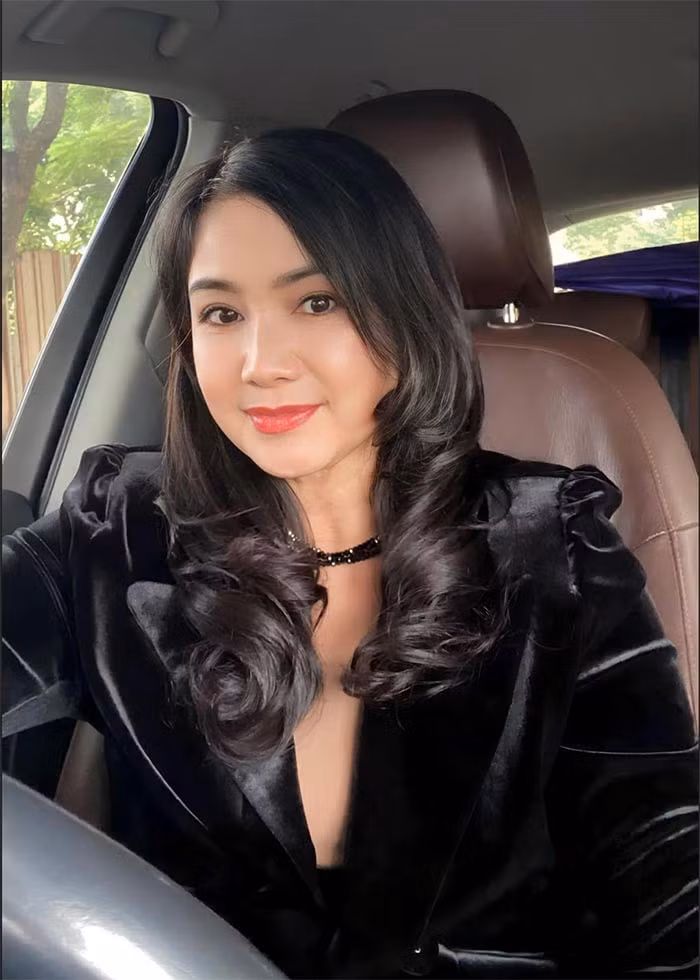 Mặc dù đã 54 tuổi nhưng vóc dáng, khuôn mặt của nữ diễn viên "Lá ngọc cành vàng" vẫn cực kỳ thon gọn và rạng rỡ.