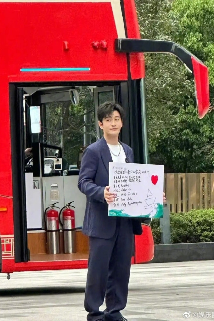 Trước đó, khoảnh khắc tên Chi Pu xuất hiện trên tấm bảng Huỳnh Hiểu Minh chào đón thí sinh "Tỷ tỷ đạp gió rẽ sóng" khiến thông tin cô tham gia chương trình gần như chắc chắn với khán giả. Ảnh: Sina.