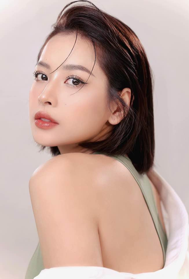 Cô theo đuổi hình tượng của một nghệ sĩ đa năng với vai trò diễn viên, ca sĩ, doanh nhân... Ở tuổi 30, Chi Pu ngày càng xinh đẹp và gợi cảm.