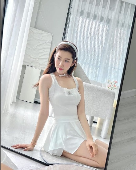 Cô duy trì chế độ ăn uống cũng như tập luyện rất điều độ để giữ gìn vóc dáng nuột nà.