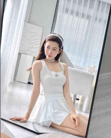 Cô duy trì chế độ ăn uống cũng như tập luyện rất điều độ để giữ gìn vóc dáng nuột nà.