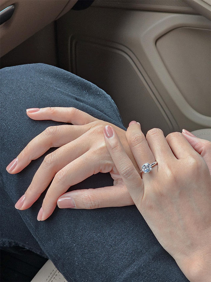 Mới đây trên trang cá nhân, Thanh Hằng đăng ảnh cô đeo nhẫn kim cương ngầm ý đã được cầu hôn.