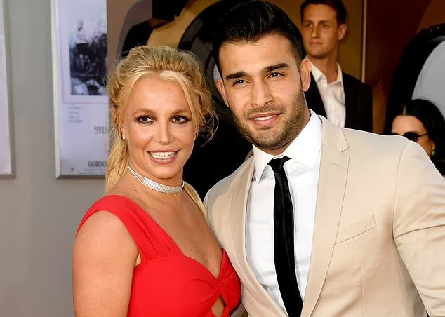Sam Asghari đệ đơn ly hôn Britney Spears với lý do "những khác biệt không thể hòa giải". Theo các tài liệu của tòa án, Asghari đang yêu cầu Britney một khoản hỗ trợ sau ly hôn và trang trải phí luật sư của mình. (Ảnh: Getty Images)
