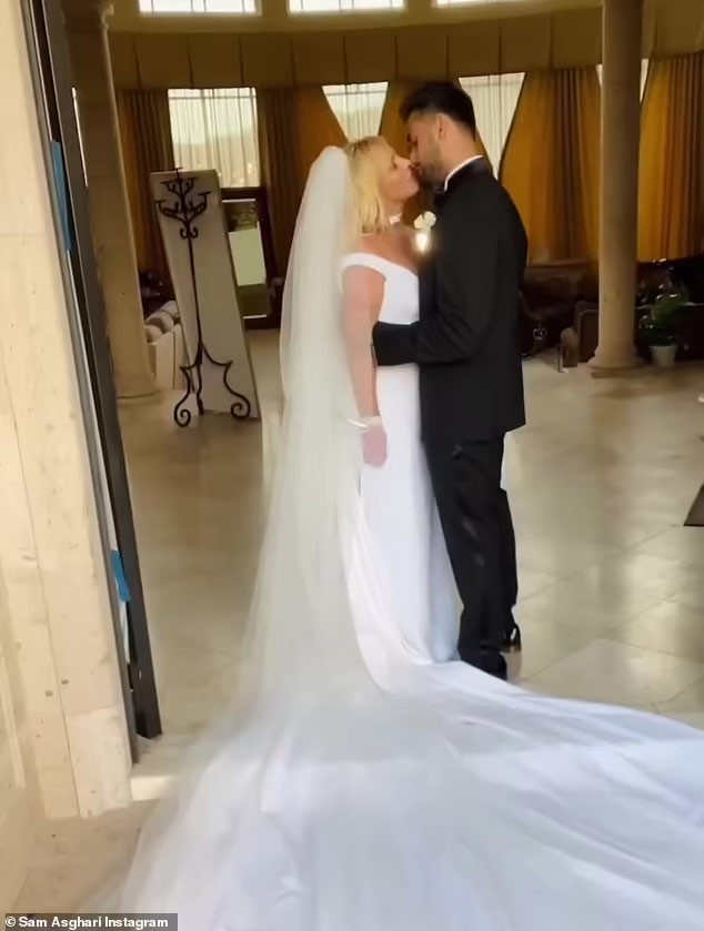 Britney Spears và Sam Asghari kết hôn vào tháng 6/2022 nhưng đã hẹn hò với nhau từ năm 2016. Sam Asghari là người mẫu kiêm diễn viên, huấn luyện viên thể hình người Mỹ gốc Iran. Hai người gặp nhau khi Brit chọn Sam làm diễn viên trong MV "Slumber Party" của cô vào năm 2016. Trước khi kết hôn, nữ ca sĩ 41 tuổi yêu cầu Asghari ký hợp đồng hôn nhân để bảo vệ khối tài sản trị giá khoảng 60 triệu USD của mình. (Ảnh: Instagram)