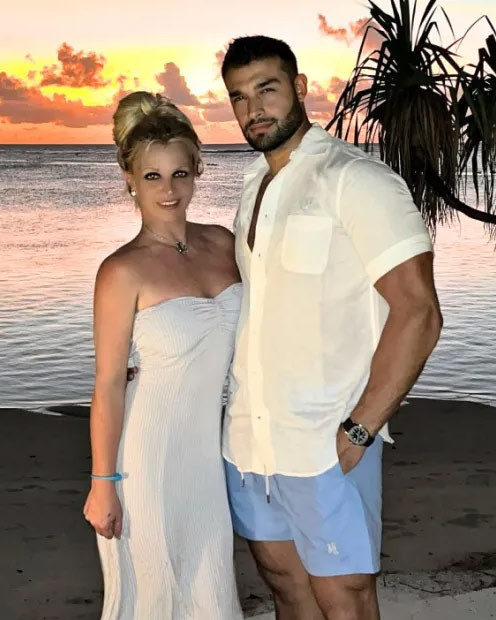 Các nguồn tin cho TMZ biết, hai vợ chồng Britney và Sam đã có rất nhiều cuộc ẩu đả mà an ninh phải can thiệp. Đầu năm nay, cánh săn ảnh còn chụp được ảnh Sam bị bầm tím ở cánh tay, mặt và đầu, trùng hợp với thời điểm mà anh nói mình bị Britney đánh tím mắt. (Ảnh: Instagram)