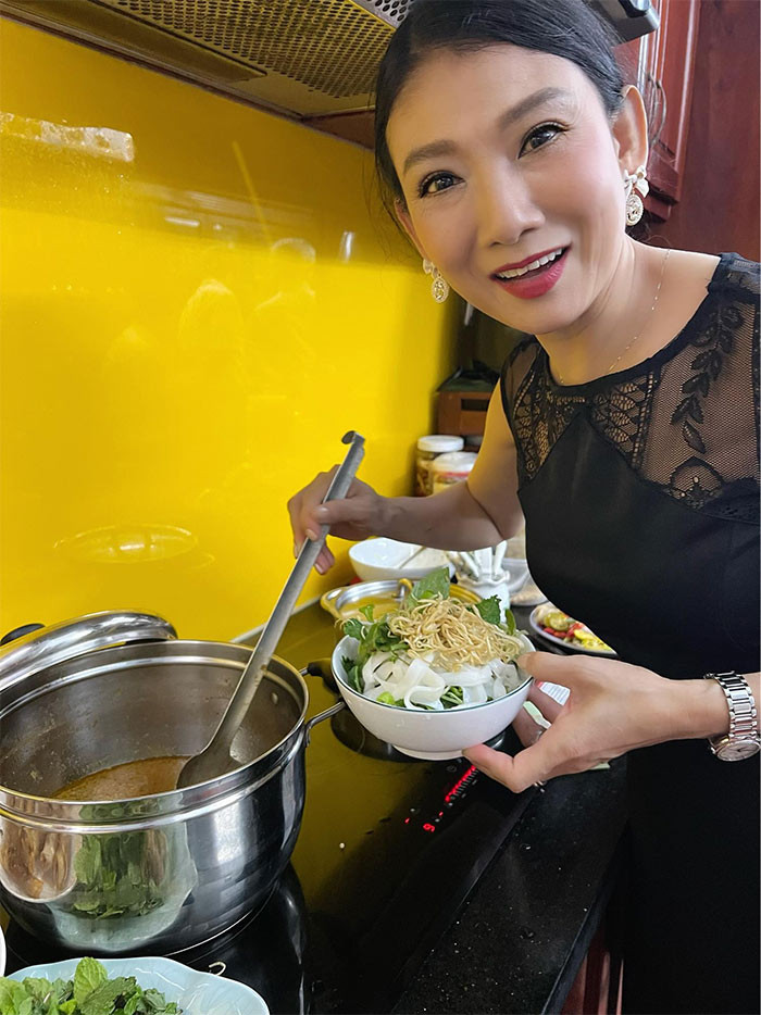 Nữ nghệ sĩ sinh năm 1975 sống trong một khu chung cư ở trung tâm quận 3 TP.HCM. Mỹ Uyên có 1 căn nhà nhỏ trong hẻm ở khu Bùi Viện, Quận 1. Chị cho thuê nhà đó rồi đi thuê nhà khác để ở, lấy vài triệu đồng chênh lệch mỗi tháng đóng học phí cho cháu gái.