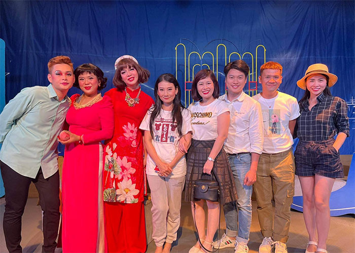 Không chỉ hết lòng với sân khấu nhỏ 5B, NSƯT Mỹ Uyên còn tích cực tham gia công tác Hội Sân khấu TP.HCM (Mỹ Uyên là Ủy viên Ban Chấp hành Hội Sân khấu) luôn đi đầu trong công tác thiện nguyện, góp phần chăm lo cho các văn nghệ sĩ lão thành, công nhân sân khấu và trẻ em mồ côi tại các mái ấm tình thương trên địa bàn TP.HCM.