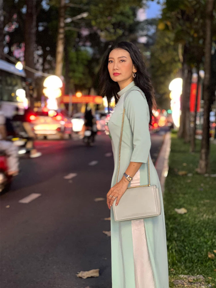 Ở tuổi gần 50, dù chưa lên xe hoa, Mỹ Duyên vẫn sống lạc quan, yêu đời. “Ai cũng hỏi sao vẫn độc thân nhưng tôi nghĩ rằng mình không ế vì vẫn có nhiều người đàn ông yêu và đeo đuổi tôi lắm... Tới 70 tuổi, tôi vẫn có thể làm cô dâu được. Khi đó, tôi sẽ mặc một chiếc áo cưới thật sexy, cài một bông hoa thật to trên đầu và đi xe mui trần”, Mỹ Uyên chia sẻ.