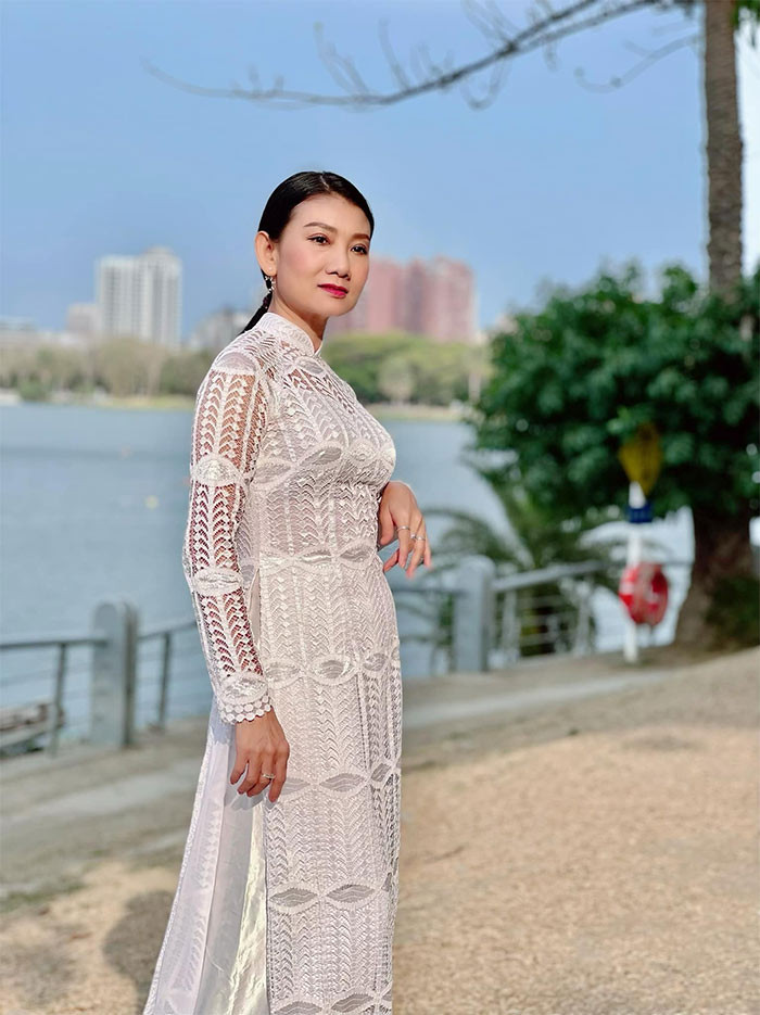 Khác với những nhân vật gần đây trên màn ảnh, ngoài đời, Mỹ Uyên là người sống giản dị, cần kiệm, yêu nghề, hết mình với vai diễn, sân khấu.