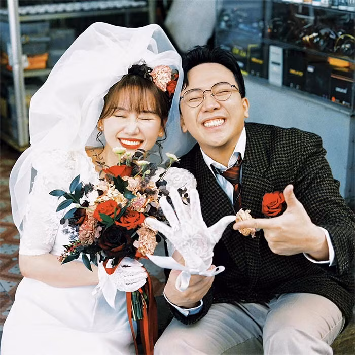 "8 năm yêu em! 7 năm làm chồng em! 6 làm osin của em! Nhưng anh biết sẽ còn rất nhiều năm nữa ở bên em! Cảm ơn bà xã vì đã xuất hiện trong cuộc đời của anh!", Trấn Thành viết trên trang cá nhân.