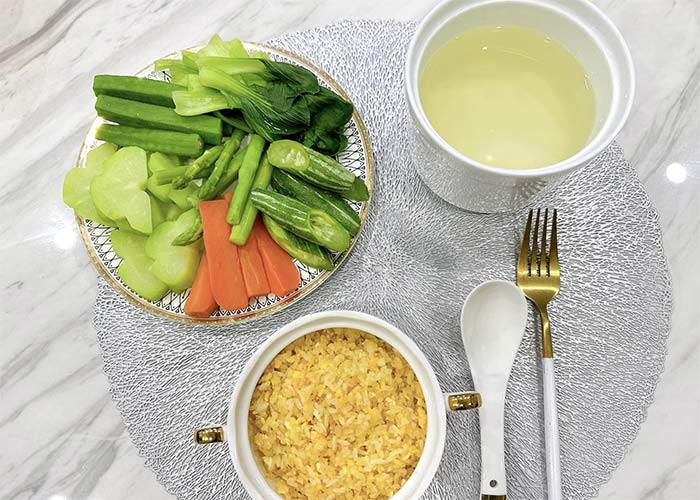 "Giai đoạn chưa cần phải bổ sung nhiều dinh dưỡng nên thực phẩm chính của Ỉn bầu đợt này là chất xơ. Rau, củ, quả luộc với cơm rang trứng mời các mom nè!", Phương Oanh khoe khẩu phần bà bầu lúc nghén nặng.