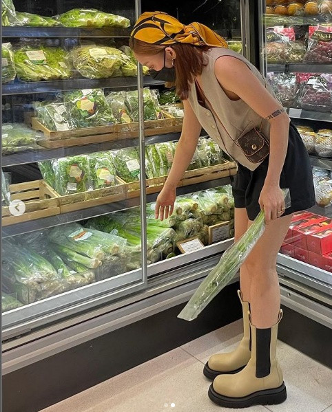 Rau xanh là món "chân ái" trong thực đơn giảm cân của hội chị em. Miu Lê cũng có thời gian tự trồng rau tại nhà để có nguồn rau sạch cung cấp cho cơ thể.