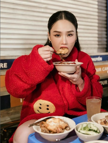 Sau chuỗi ngày "ngược đãi bản thân", giọng ca sinh năm 1991 học cách yêu bản thân và tìm đến những phương pháp giảm cân khoa học hơn. Cô cũng nhờ đến sự hỗ trợ của HLV riêng để có được những thực đơn và bài tập phù hợp.