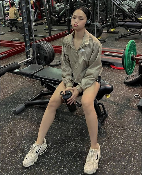 Cùng với chế độ tập luyện điều độ, tư tưởng thoải mái giúp Miu Lê nhanh chóng có được body săn chắc, gọn gàng chỉ sau hơn 1 năm.