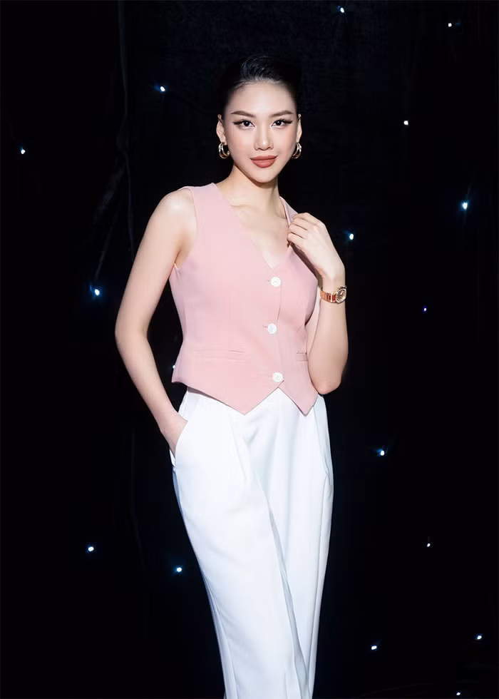 Tân Miss Universe Vietnam 2023 Bùi Quỳnh Hoa gây ấn tượng với người đối diện bởi khuôn mặt đẹp sắc sảo và body vòng nào ra vòng đó.