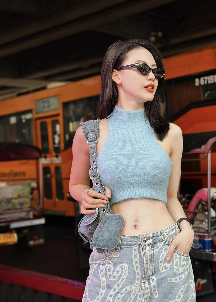 Không cần trang phục quá cầu kỳ, người đẹp sinh năm 1998 vẫn gây ấn tượng bởi thần thái xuất sắc.