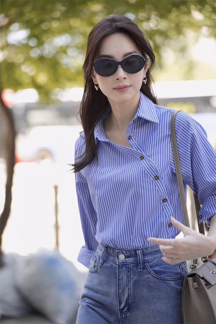 Không cầu kỳ trang phục, không cần đồ hiệu đắt tiền dát đầy người, người đẹp quê Bạc Liêu vẫn nổi bật trên phố nhờ thần thái và vẻ xinh đẹp vốn có.