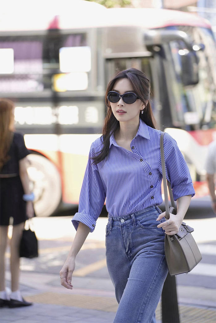 Người đẹp sinh năm 1991 trang điểm nhẹ nhàng, đeo kính đen, tóc xõa dài dạo phố Seoul.