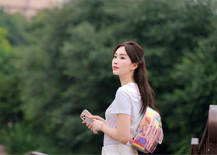 Ở tuổi 32, Đặng Thu Thảo vẫn trẻ trung như thiếu nữ đôi mươi với vóc dáng thanh mảnh, làn da trắng và khuôn mặt không già đi chút nào kể từ khi đăng quang Hoa hậu Việt Nam 2012.