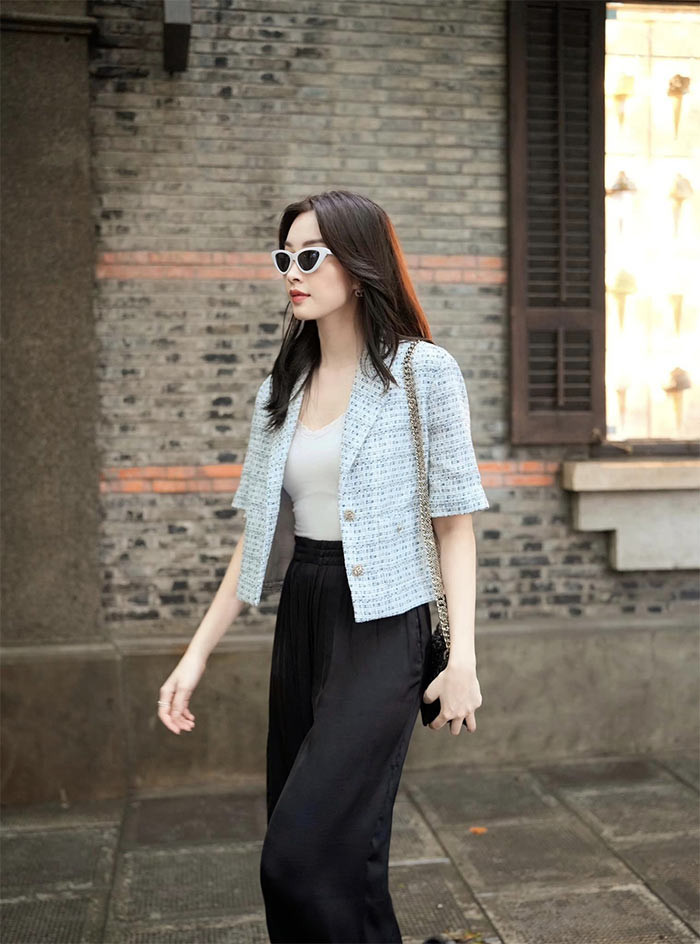 Dù dạo phố hay đi du lịch, dự sự kiện, chưa bao giờ người đẹp 32 tuổi mặc trang phục khoe thân táo bạo.