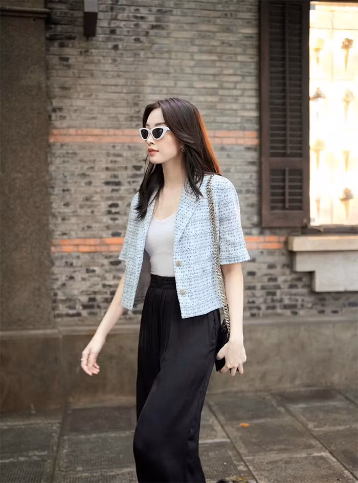 Dù dạo phố hay đi du lịch, dự sự kiện, chưa bao giờ người đẹp 32 tuổi mặc trang phục khoe thân táo bạo.