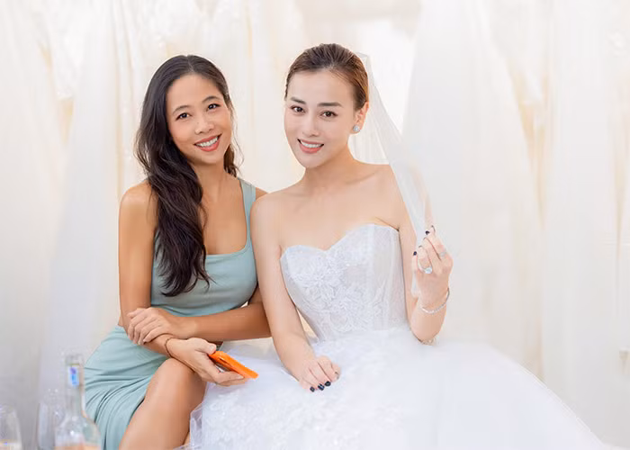 Váy cưới của Phương Oanh là kiểu váy cúp ngực, giúp cô tôn được vòng 1 và vòng 2 đẹp mắt. (Ảnh: facebook Le K Chi)