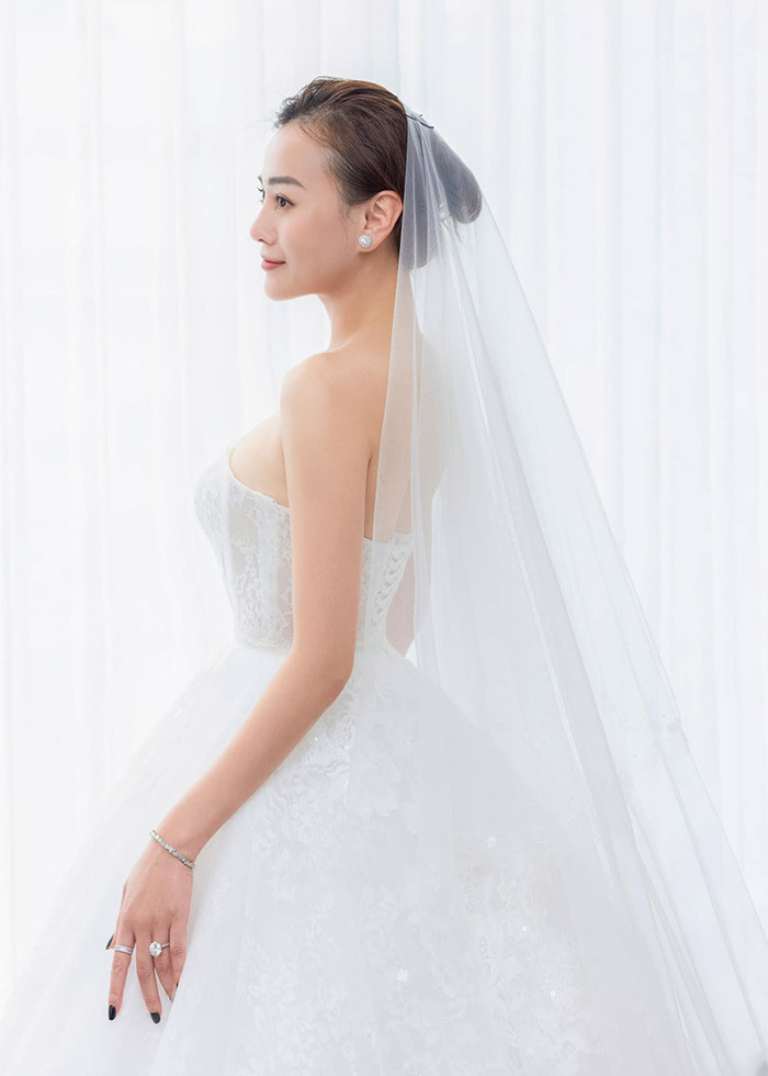 Cô dâu Phương Oanh đẹp không góc chết. (Ảnh: facebook Le K Chi)