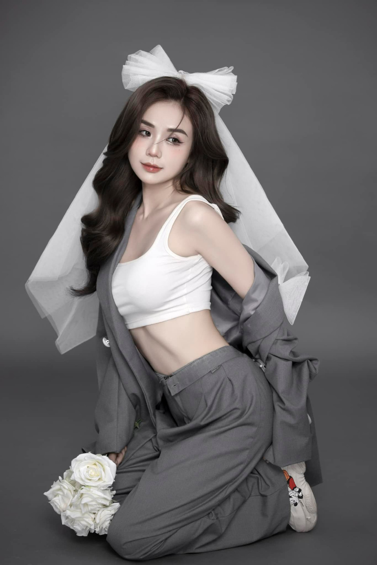 Màn "lên đồ" của mỹ nhân sinh năm 1996 khiến dân mạng liên tưởng tới hình ảnh một cô dâu cá tính, gợi cảm.