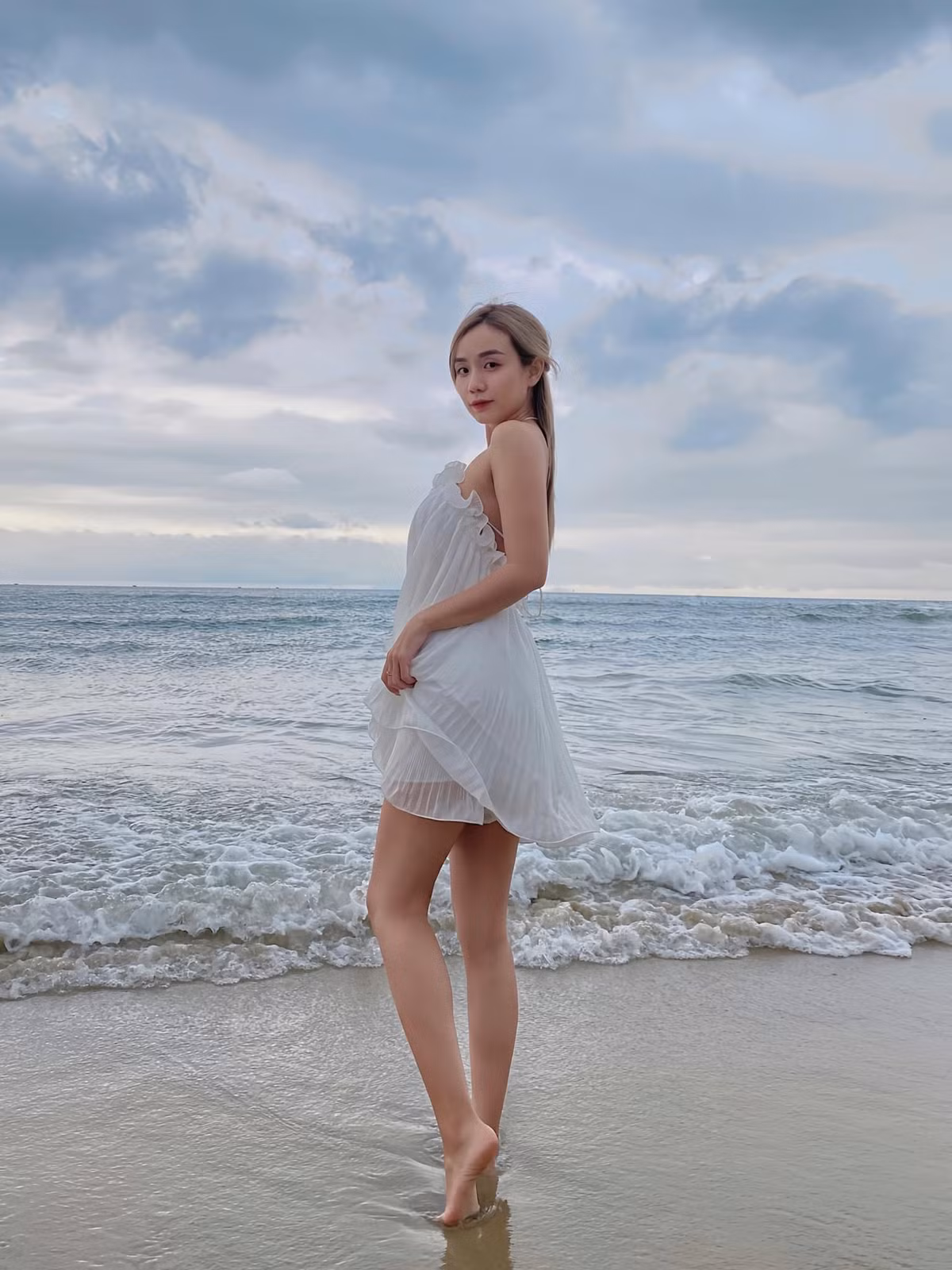 Sau bộ ảnh gây sốt, Bảo Ngọc bày tỏ: "Em cảm ơn mọi người khen em nha, lâu lâu biến hình chút xíu, chứ nét đẹp tiềm ẩn em nhiều lắm, mà lúc ẩn nhiều hơn lúc đẹp".