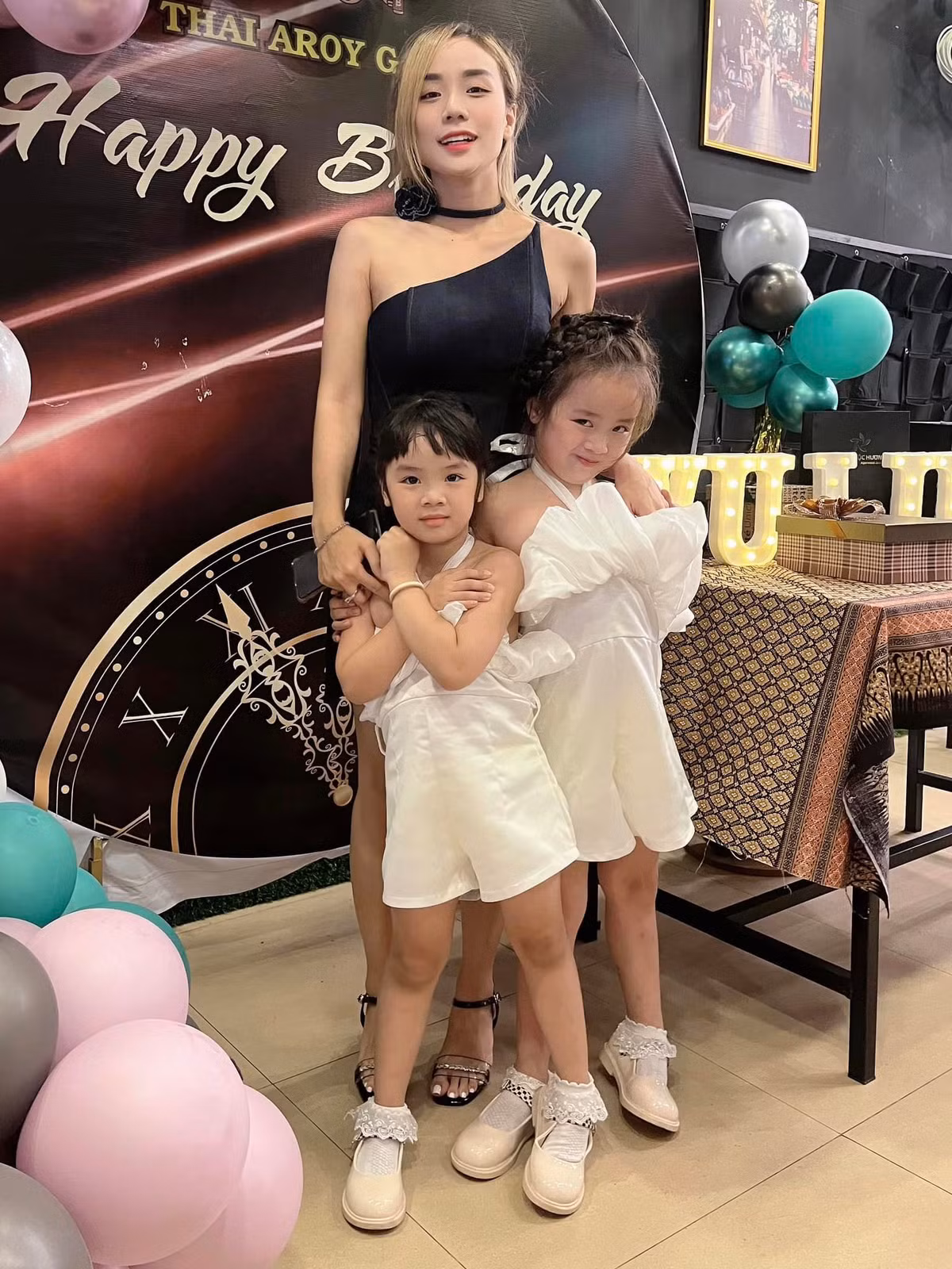 Dù đã trải qua hai lần sinh nở nhưng mẹ của Gà Gà và Cún Cún vẫn thon gọn, gợi cảm.