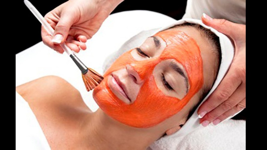 Nghiền nửa củ cà rốt và thêm 1 muỗng cà phê tinh dầu oải hương vào bát trộn đều. Thoa đều hỗn hợp lên mặt, cổ và để nguyên trong vòng 15 phút rồi rửa sạch với nước ấm. Thực hiện hàng tuần để làn da trẻ trung, mịn màng. Ảnh: Stylesatlife.