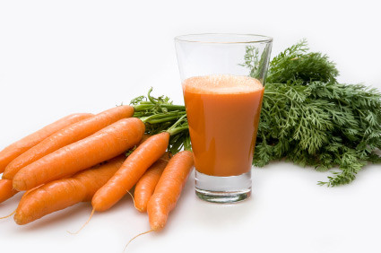  Mặt nạ cà rốt và sữa cho da trắng sáng: Trộn 2 thìa canh sữa với 1 thìa canh nước ép cà rốt rồi đắp một lớp mỏng lên mặt và cổ. Để yên trong 30 phút rồi rửa sạch. Ảnh: Wordpress.