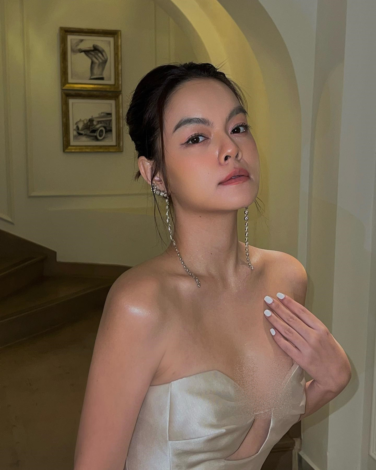 Trải qua 3 lần sinh nở nhưng mỹ nhân họ Phạm vẫn giữ được vòng một săn chắc.