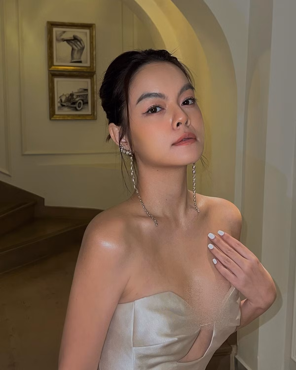 Trải qua 3 lần sinh nở nhưng mỹ nhân họ Phạm vẫn giữ được vòng một săn chắc.