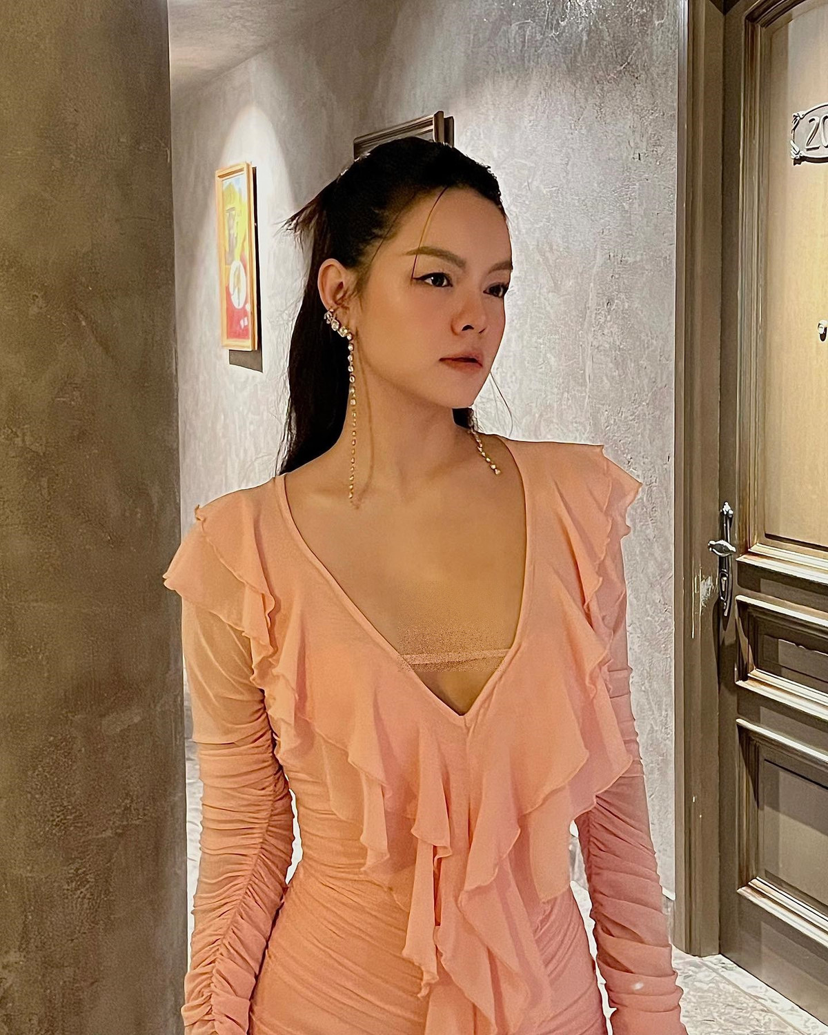  Giọng ca "Bụi bay vào mắt" gợi cảm hết nấc khi lên đồ đi diễn.