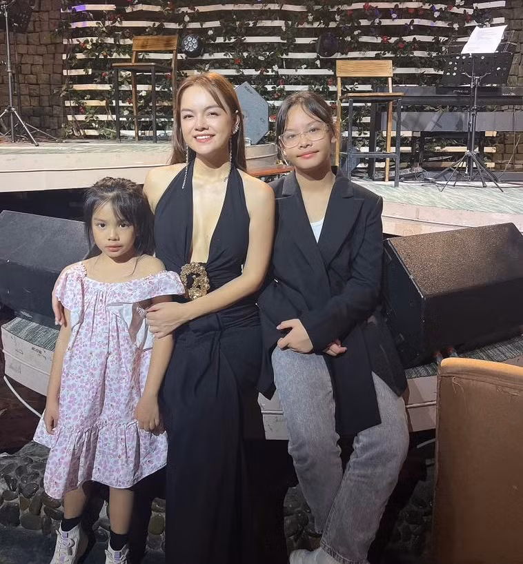 Nữ ca sĩ thường xuyên chia sẻ tổ ấm hạnh phúc bên 3 con gái nhưng giấu nhẹm hình ảnh về bạn trai.