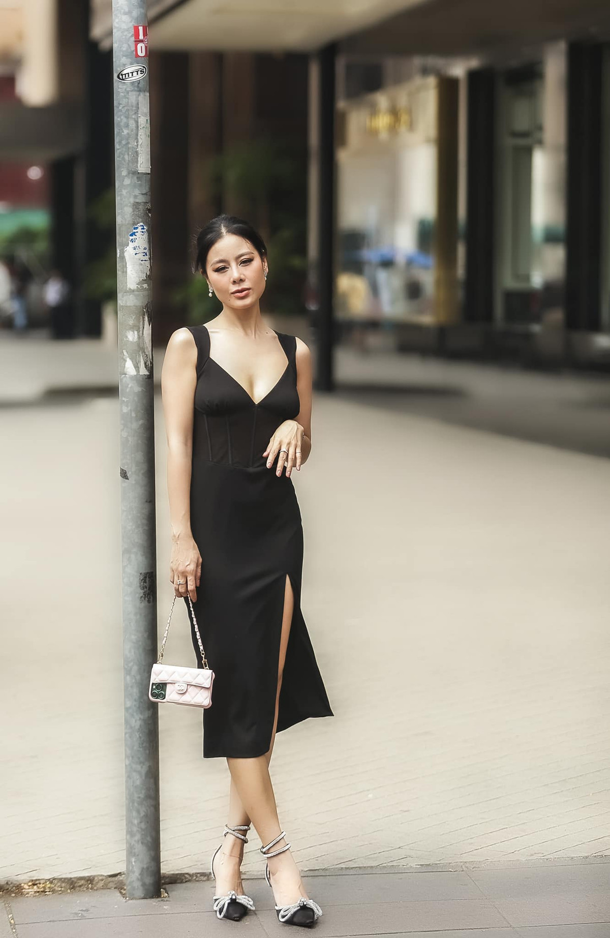 Nam Thư theo đuổi phong cách sang trọng và quyến rũ ở tuổi U40.