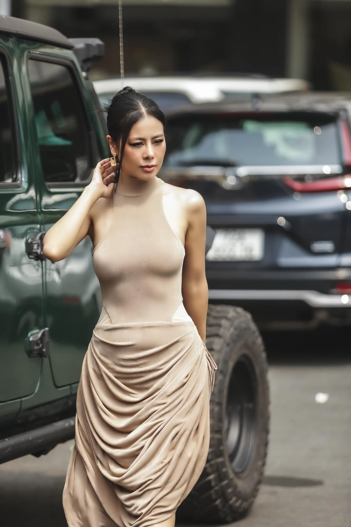 Body "căng đét" của Nam Thư khi diện trang phục nude bó sát.