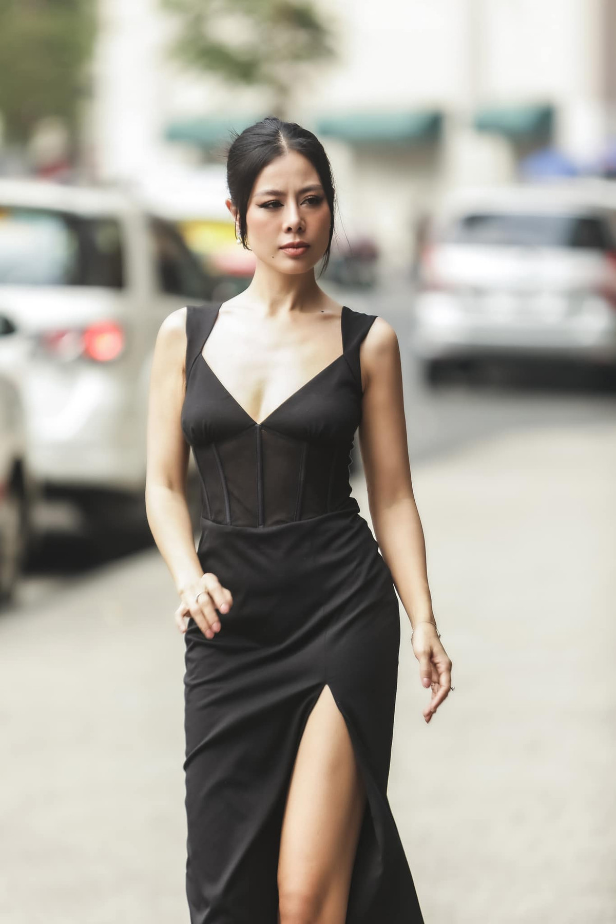 "Kiều nữ làng hài" thu hút sự chú ý với với chiếc đầm đen ôm vừa vặn cơ thể.