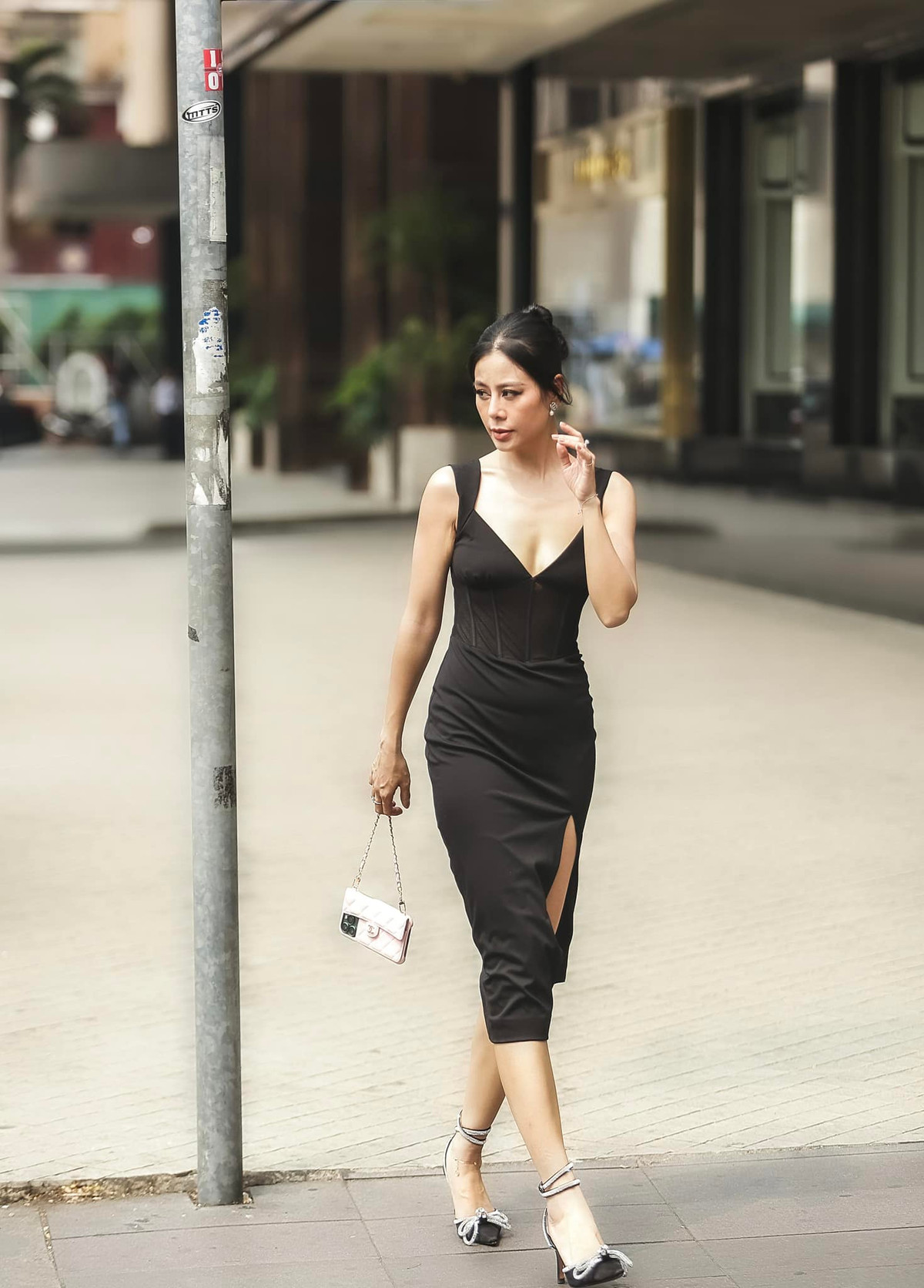 Thiết kế với phần ngực khoét sâu, xẻ đùi cao giúp bà mối của "Bạn muốn hẹn hò" khoe vóc dáng đẹp "hết nước chấm".