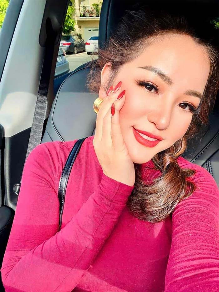 Sở hữu ngoại hình trẻ đẹp nhưng Thúy Nga lại nổi tiếng với những vai diễn bà già trong các tiểu phẩm hài.