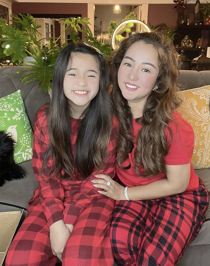 Sau khi sang Mỹ, hôn nhân của cô đổ vỡ, Thúy Nga một mình nuôi con gái và chăm chỉ đi diễn tại các sân khấu hải ngoại.