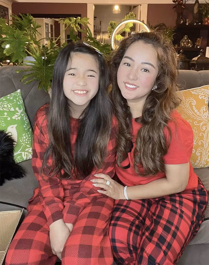 Sau khi sang Mỹ, hôn nhân của cô đổ vỡ, Thúy Nga một mình nuôi con gái và chăm chỉ đi diễn tại các sân khấu hải ngoại.