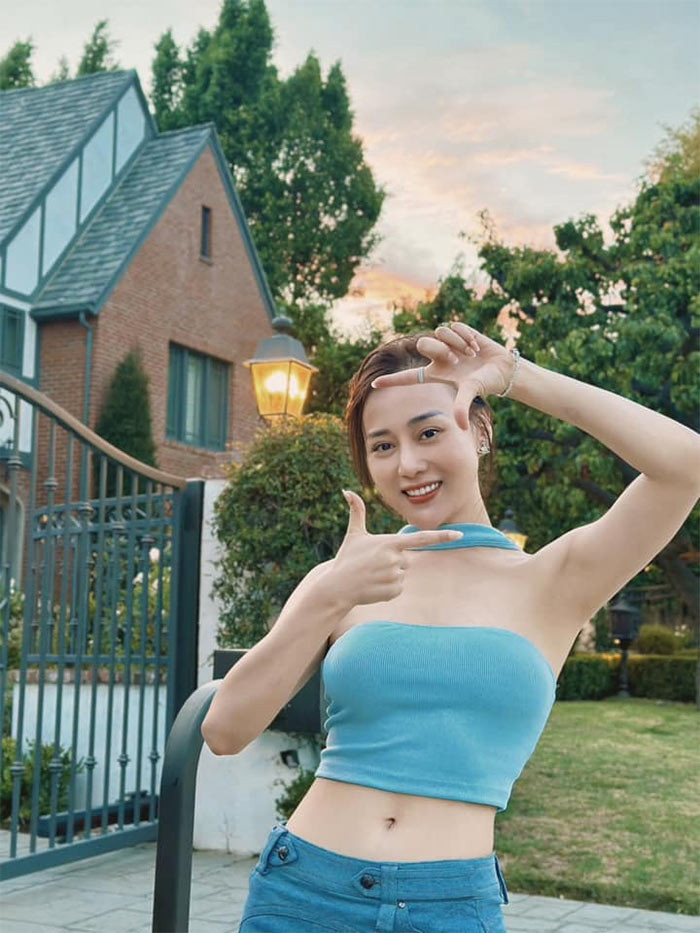 Trong ảnh, Phương Oanh mặc một chiếc áo quây crop top màu xanh, để lộ vòng hai thon gọn.